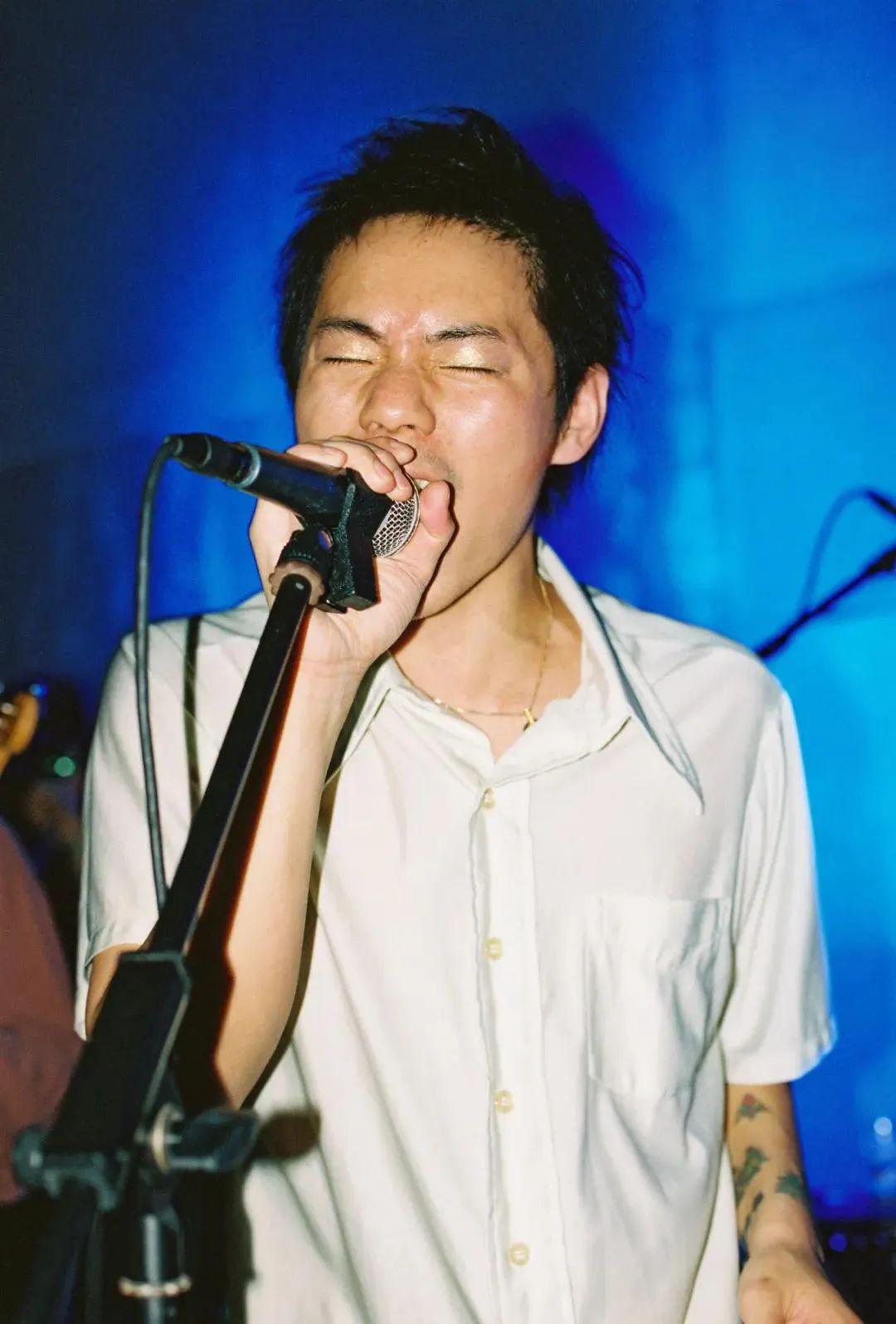 脏手指乐队 管啸天因为有一帮人,一大早就被自己绑着出门,夜晚又