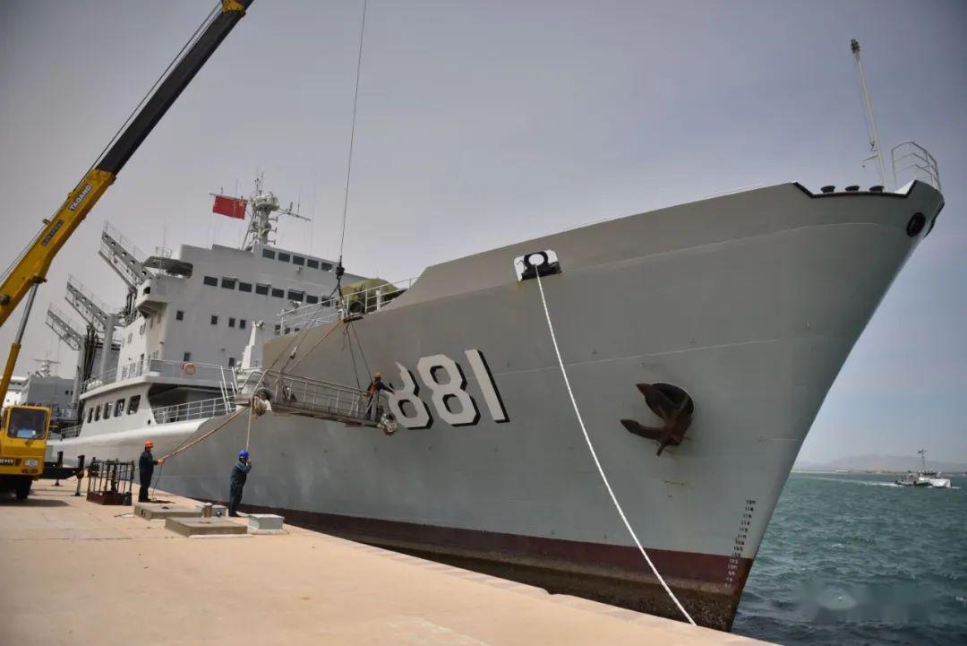 洪泽湖舰舷号"881"三个大字,随着滚刷被一笔一笔地用船漆抹去,如同