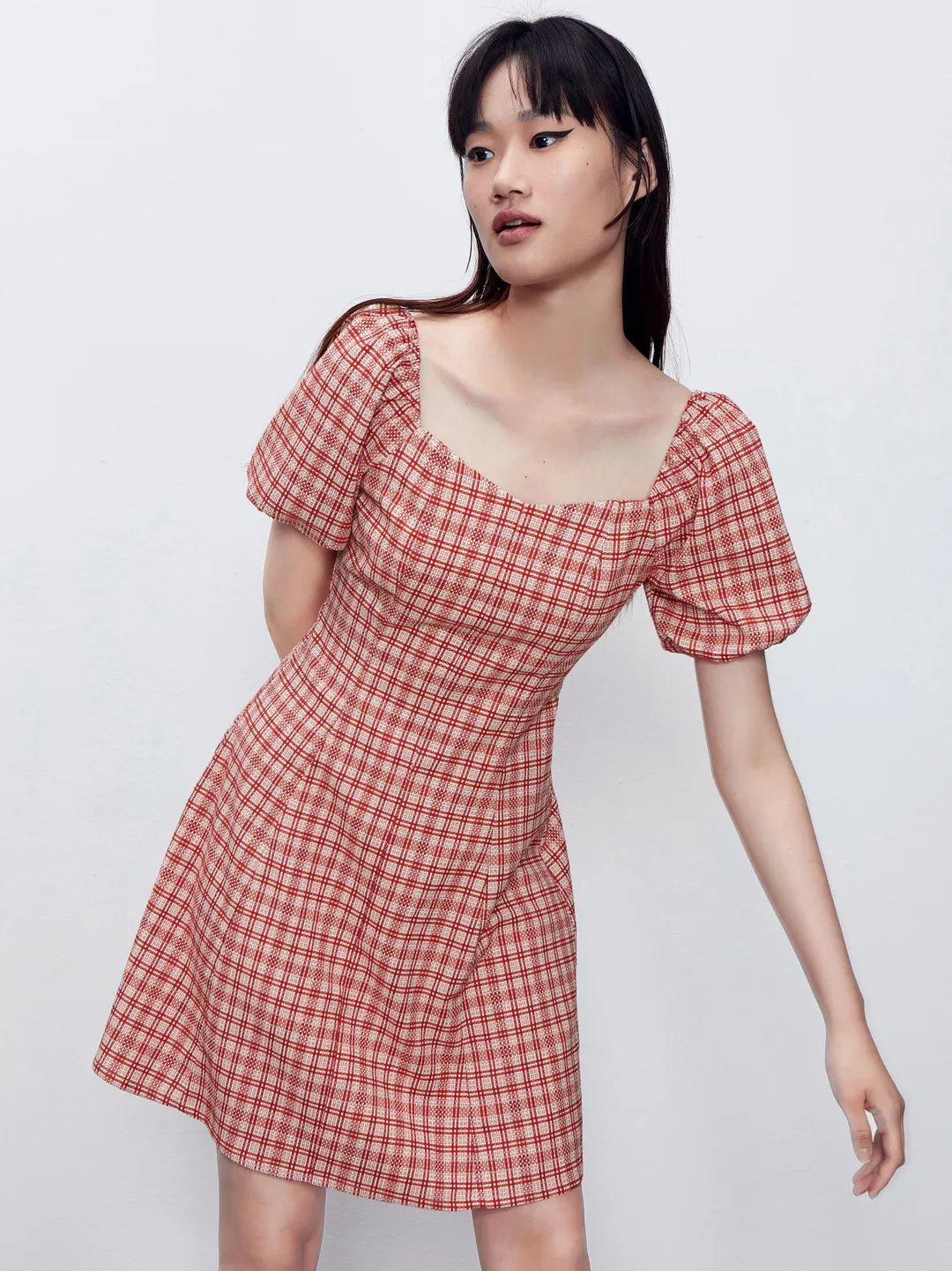 像是肉肉的女孩子,建议选择有袖款,版型稍微宽松的连衣裙,可以遮住