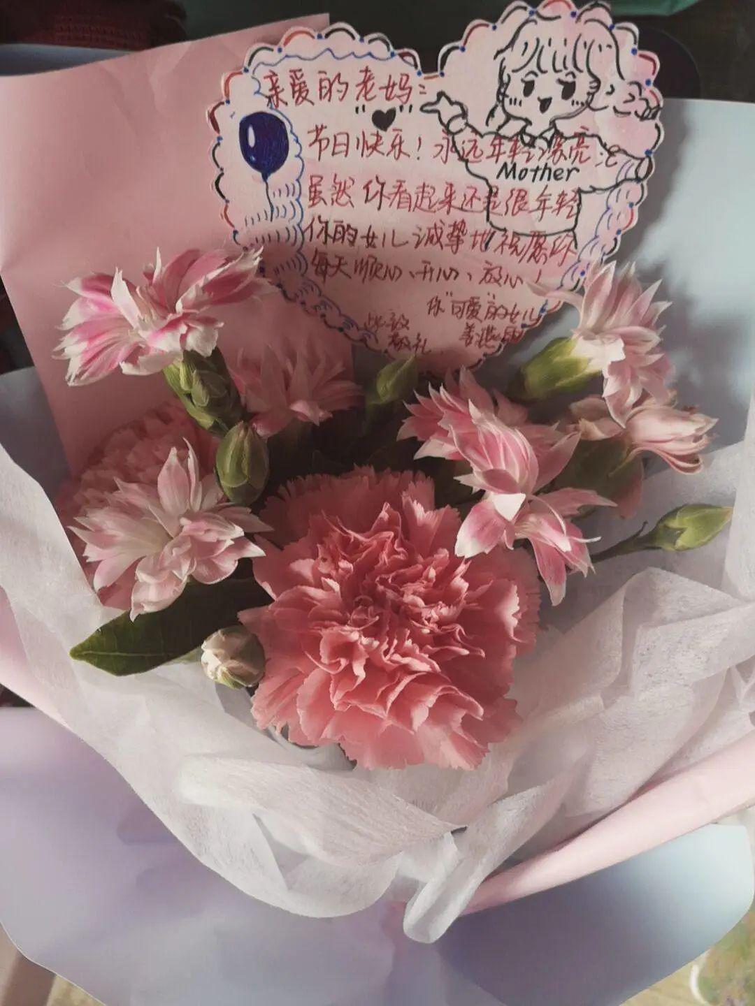 财经学院开展爱在心中感恩更美之母亲节献花活动