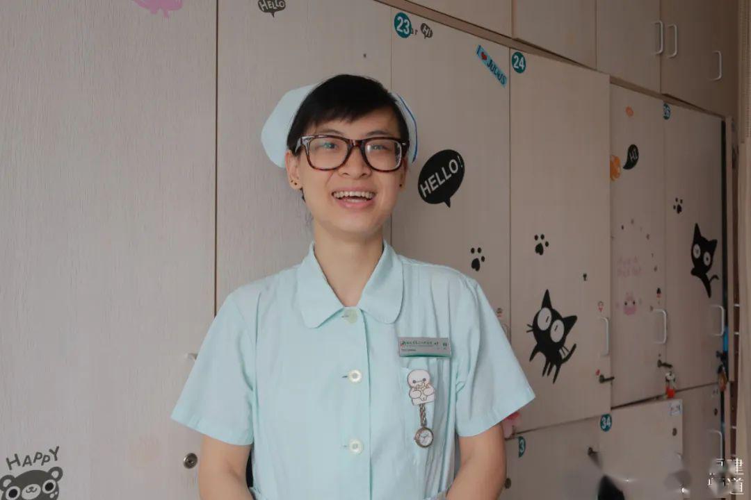 她说:没有强大内心的90后不是"好护士"刘江琦上完白班后,正在健身.