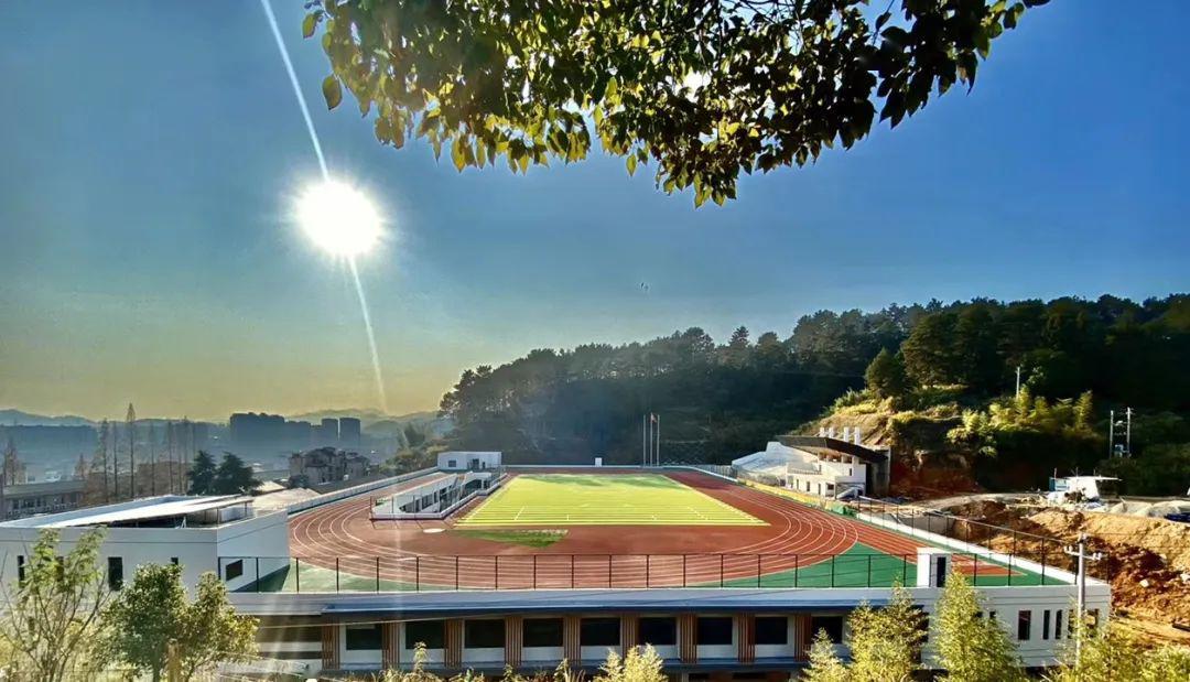 校 园 美 景龙泉市第二中学坐落于主城区,背靠优美葱郁的九姑山,迄今