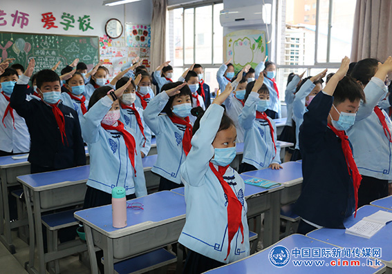 5月12日上午8:30郑州市管城区工人第二新村小学迎来了2020年春季学期
