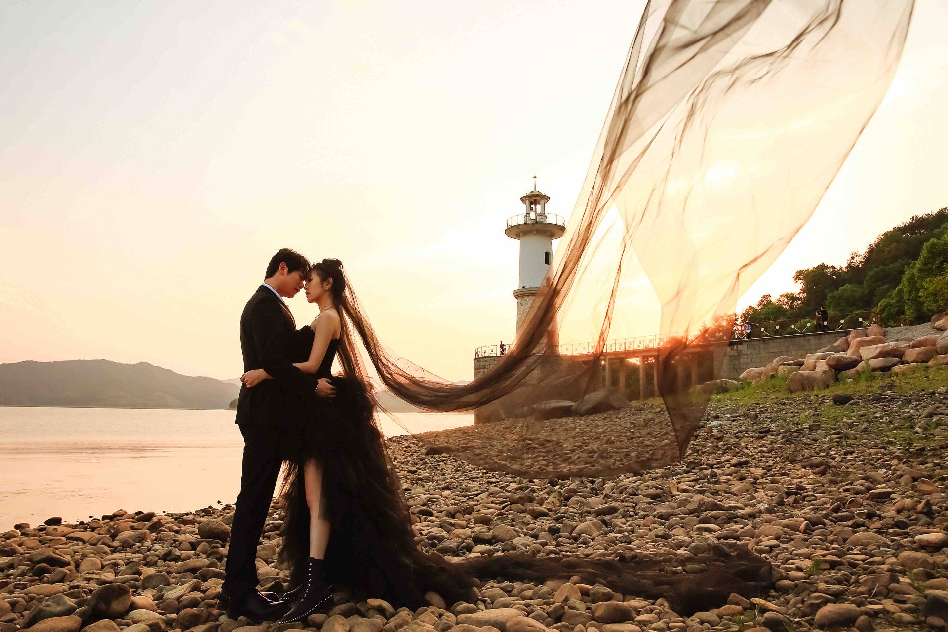 李嘉铭刘泳希拍唯美黑婚纱照网友直叹:太美了