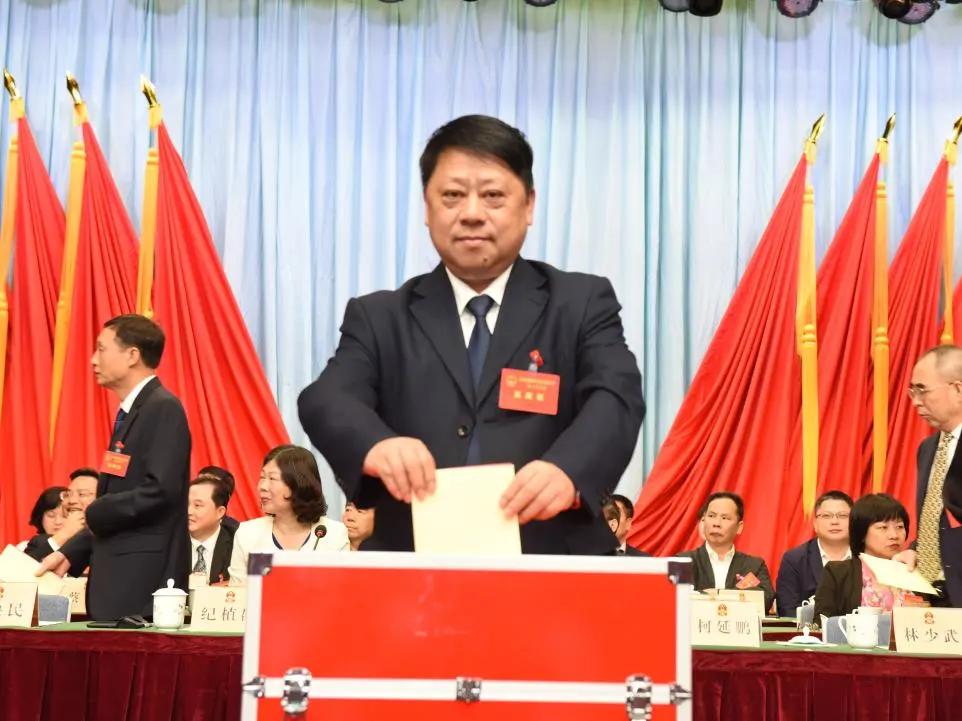 柯延鹏全票当选龙湖区人民政府区长_工作
