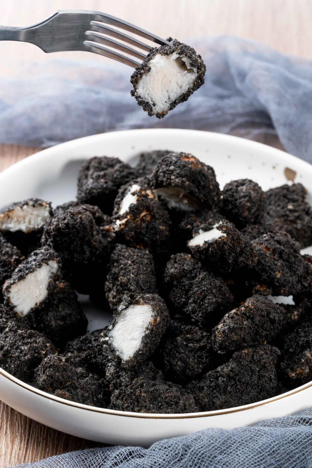 酷黑香酥鸡】就走了一股跨界风本次夏季新品之一的酷黑香酥鸡往往能