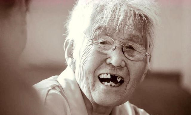 她12歲送情報騎馬打槍拼刺刀90歲時街頭還能震住幾個年輕人