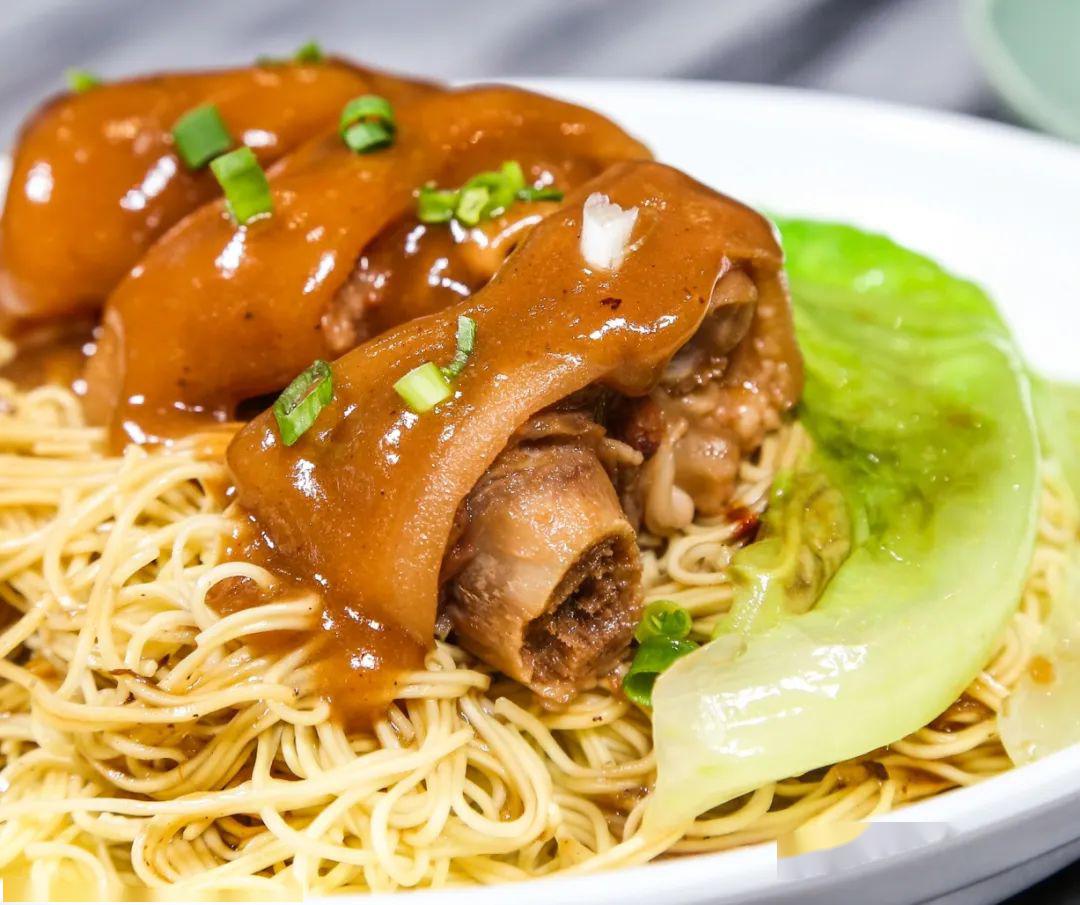 牛腩捞面牛腩/猪手捞面给你带来不一样的口感丝丝甘香,酥脆的口感惹人