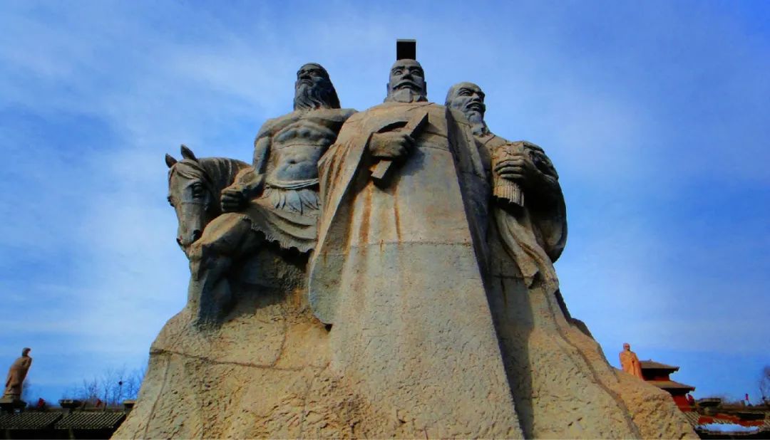 将其定位为:"和炎黄同为中华民族形成之初的人文三祖",并在涿鹿建了