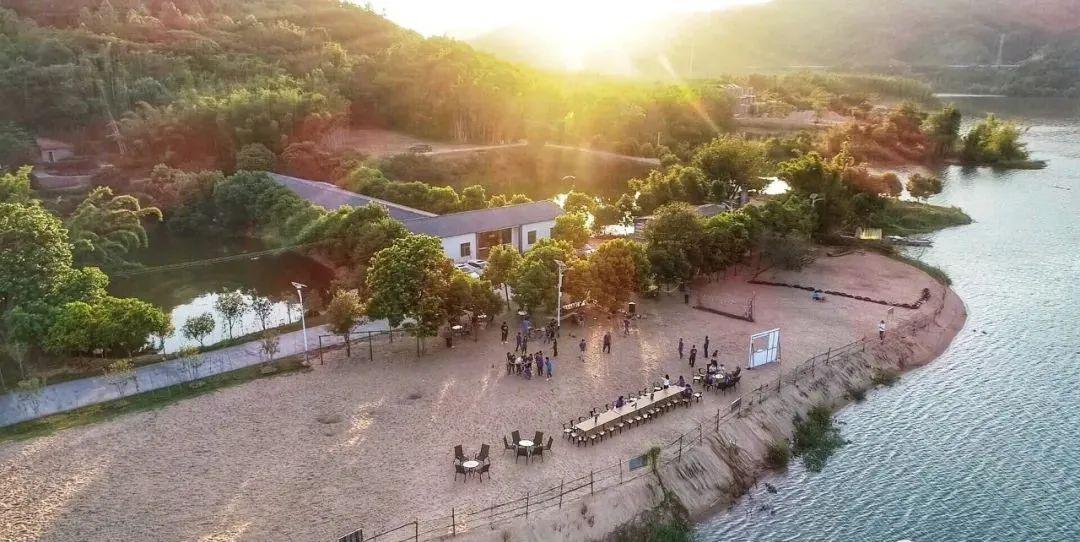 (點擊打開):梨花屋舍,位於東源縣雙江鎮橋頭村萬綠湖旁的山谷氧吧中