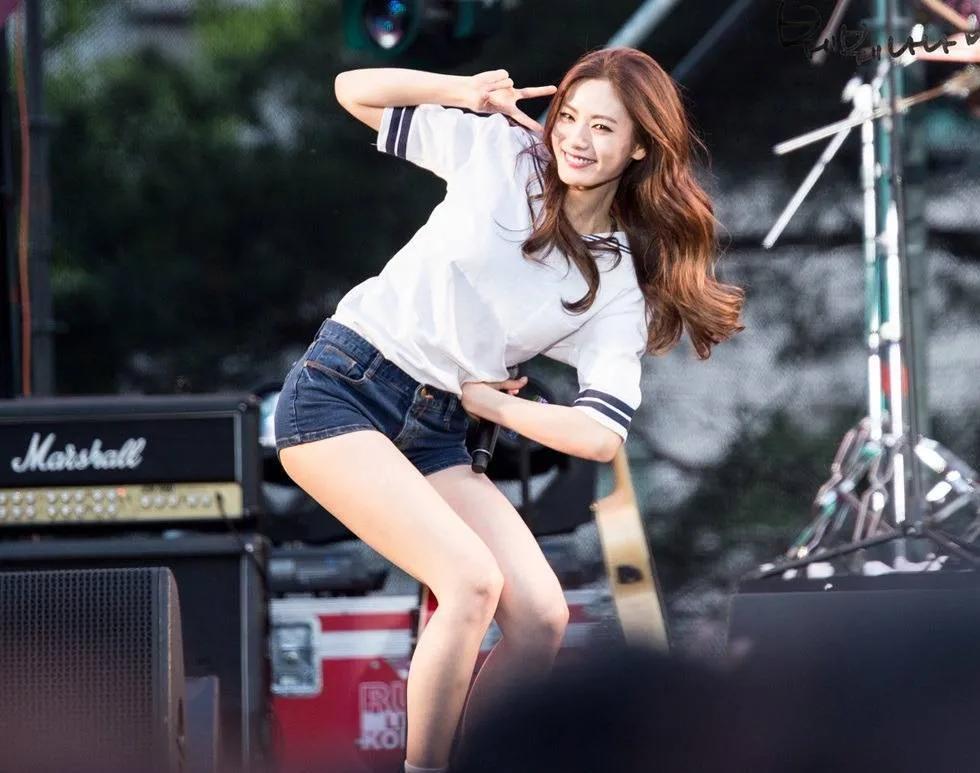 全球最美脸蛋林珍娜爆照爆炸卷发配运动套装古灵精怪太可爱