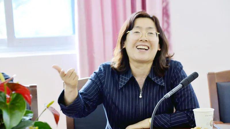 党旗领航青春正好成都市中和中学举办青年教师座谈会