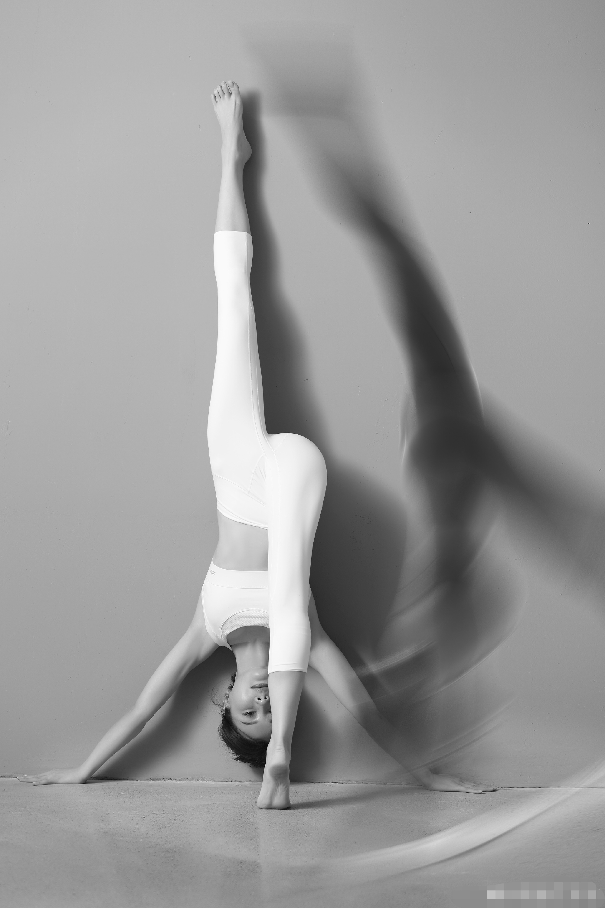 43岁陈数瑜伽大片曝光,穿运动紧身衣做高难度动作,完美身材不输超模