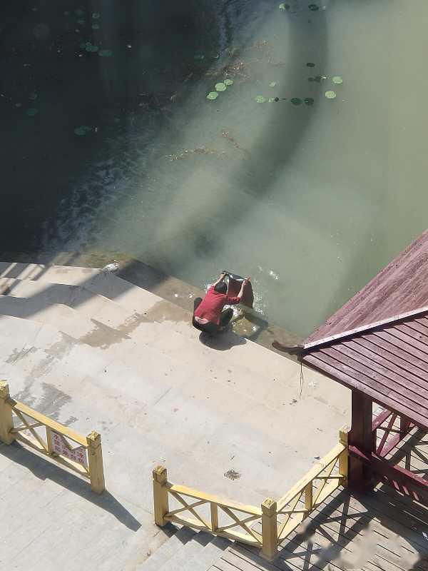 【民生】驸马沟公园湖边的栏杆, 什么时间可以安装解决安全隐患?_项城