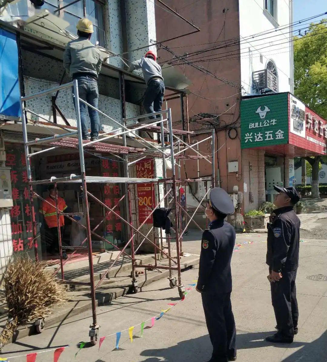 青浦练塘城管集中拆除破损招牌109块