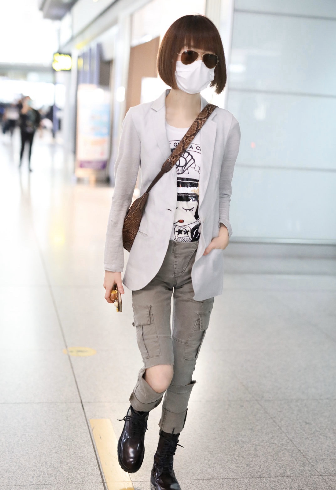 原创鲁豫太瘦了穿西装外套配工装紧身裤现身机场一双细腿像筷子