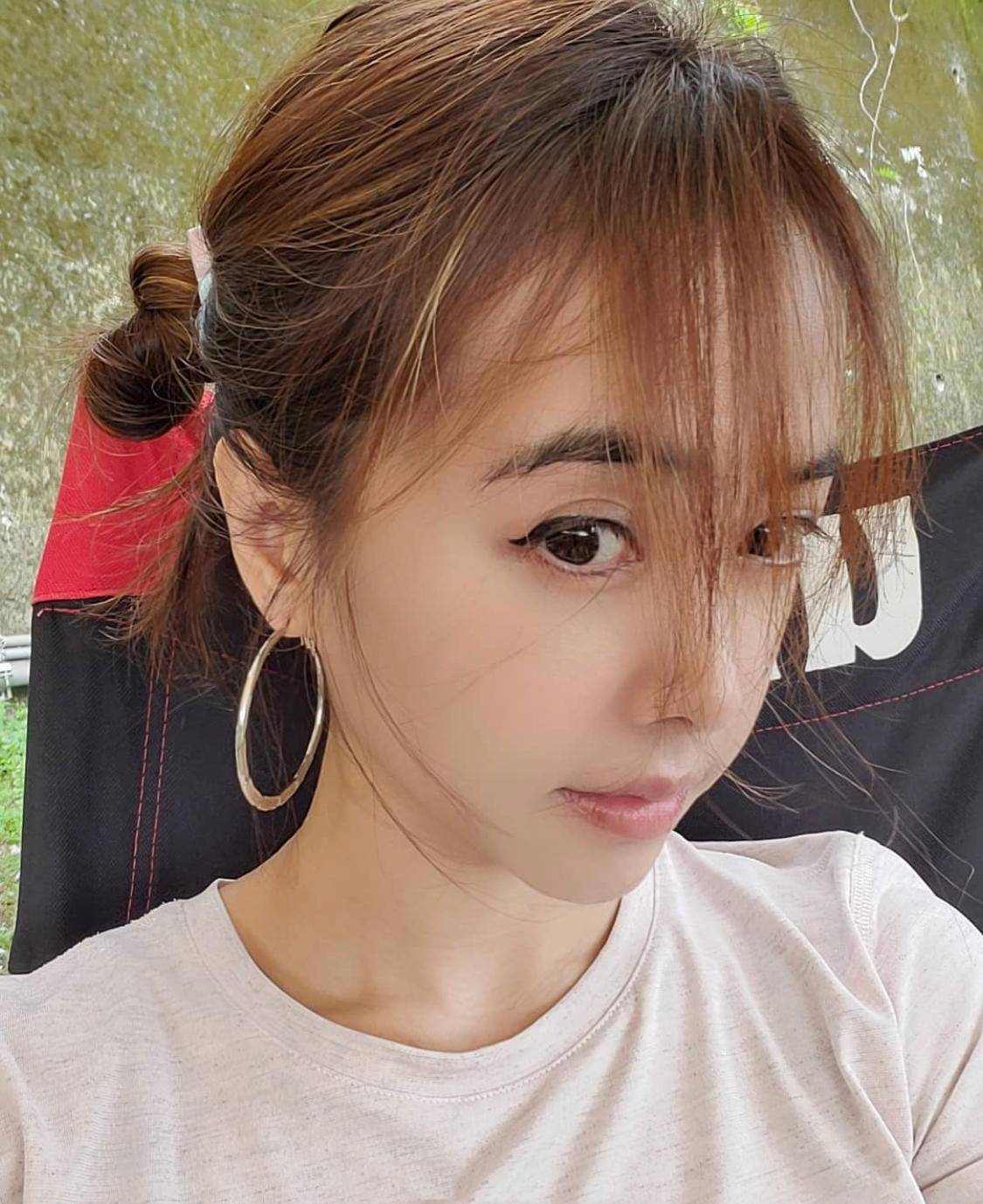 40岁蔡依林穿800块卫衣下厨房,大方素颜出镜,成名21年依旧少女_模样