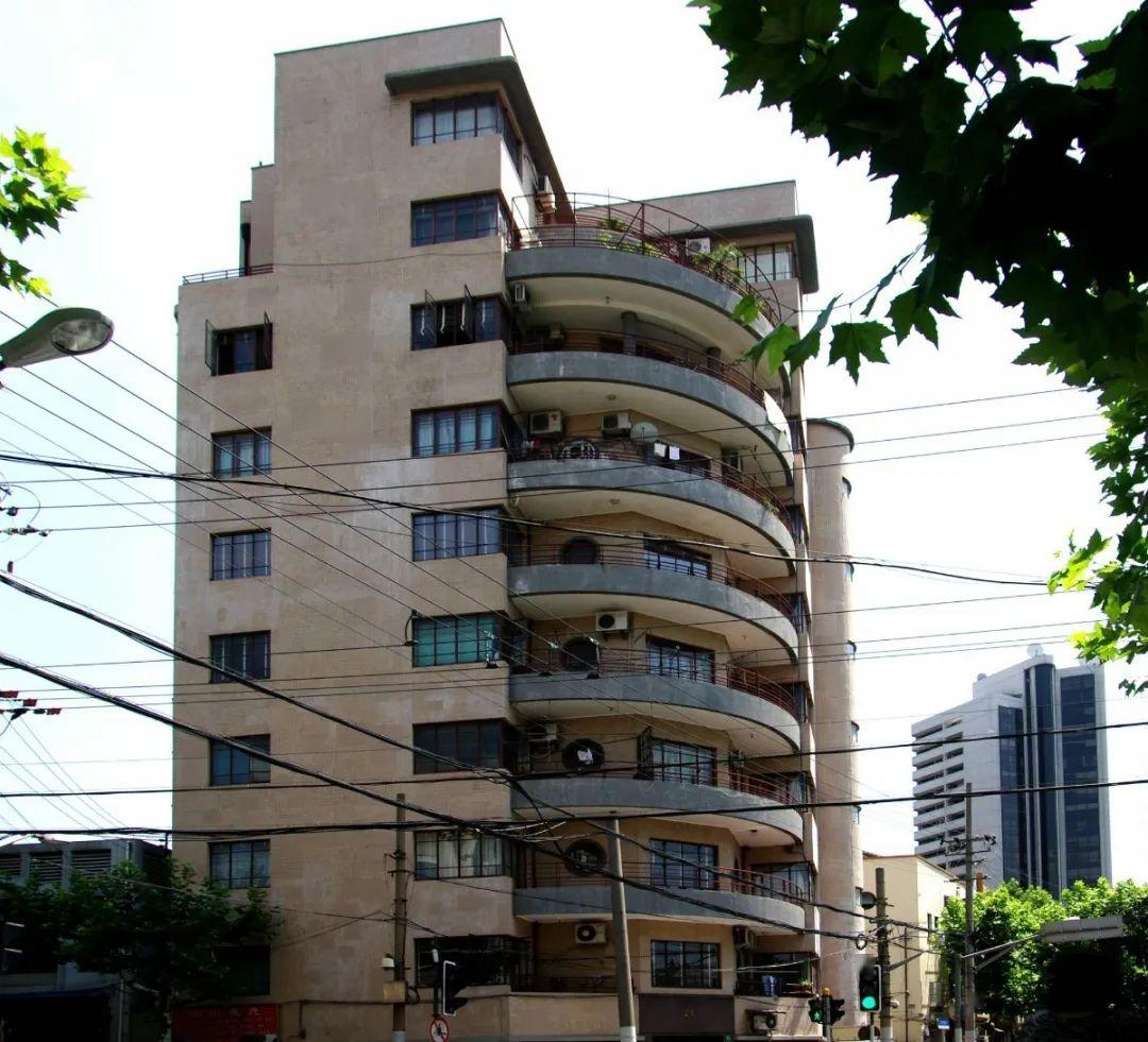 衡复建筑麦琪公寓从独具特色的扇形大阳台俯瞰复兴西路