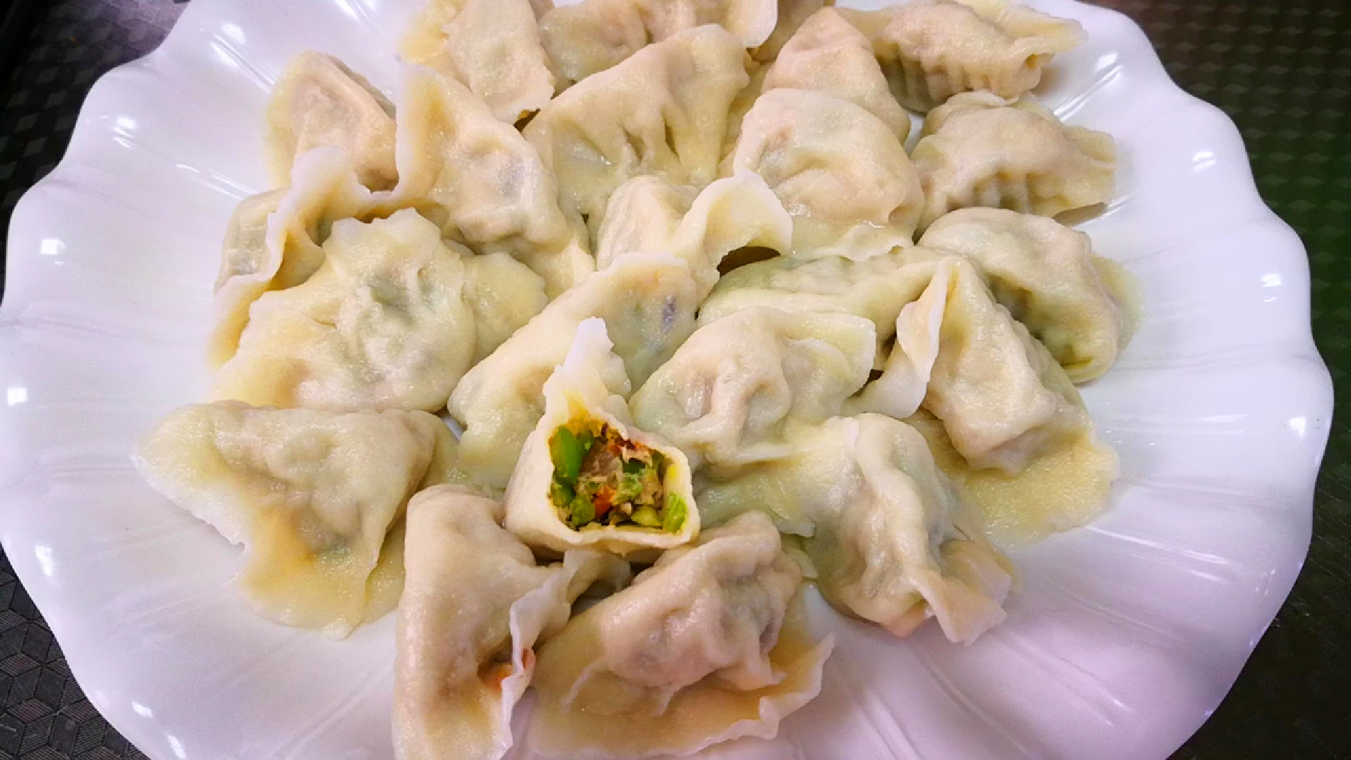 下面我就以青椒饺子馅的调法为例分享一