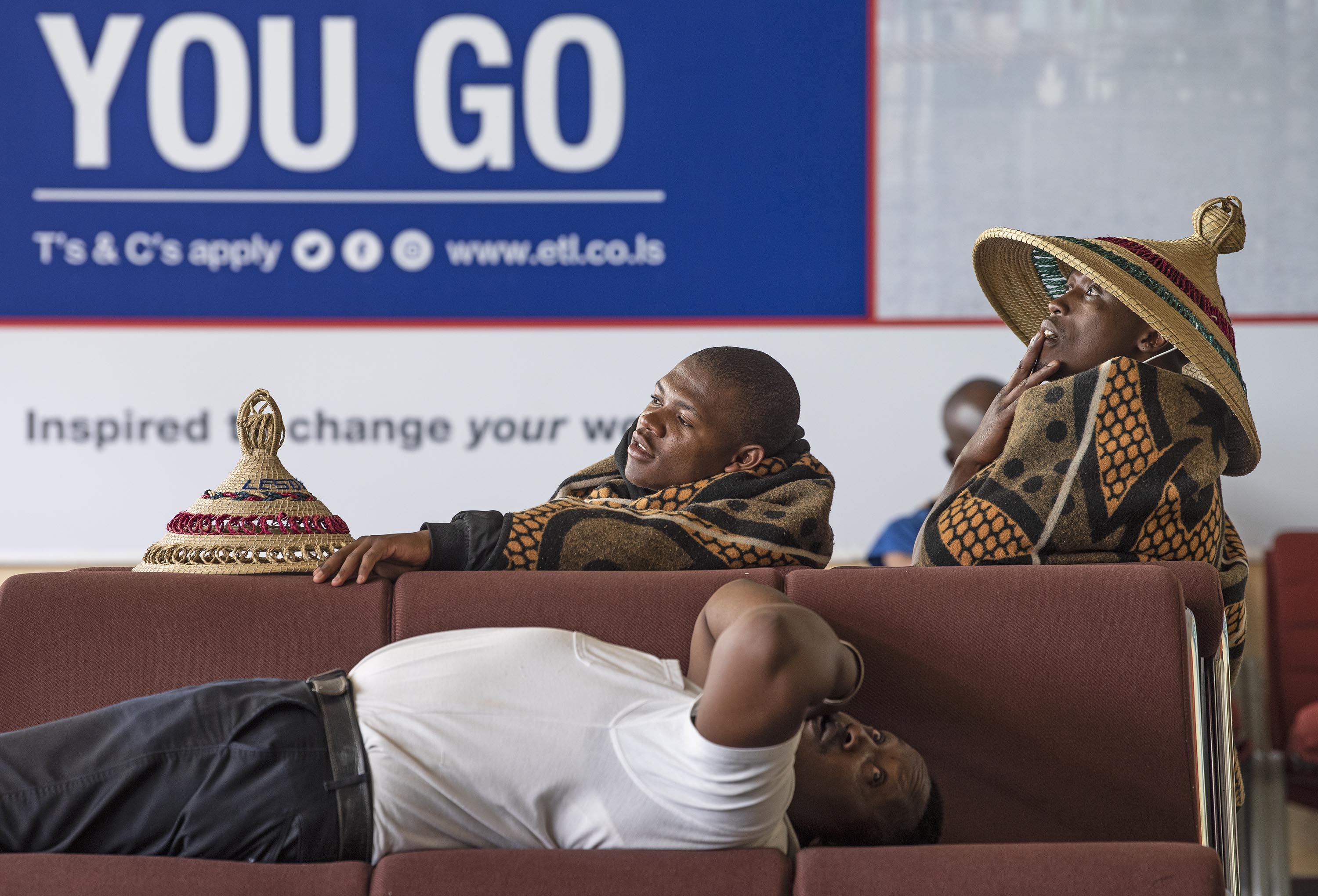 这是2019年12月13日,在莱索托首都马塞卢,身着传统服饰的莱索托人在