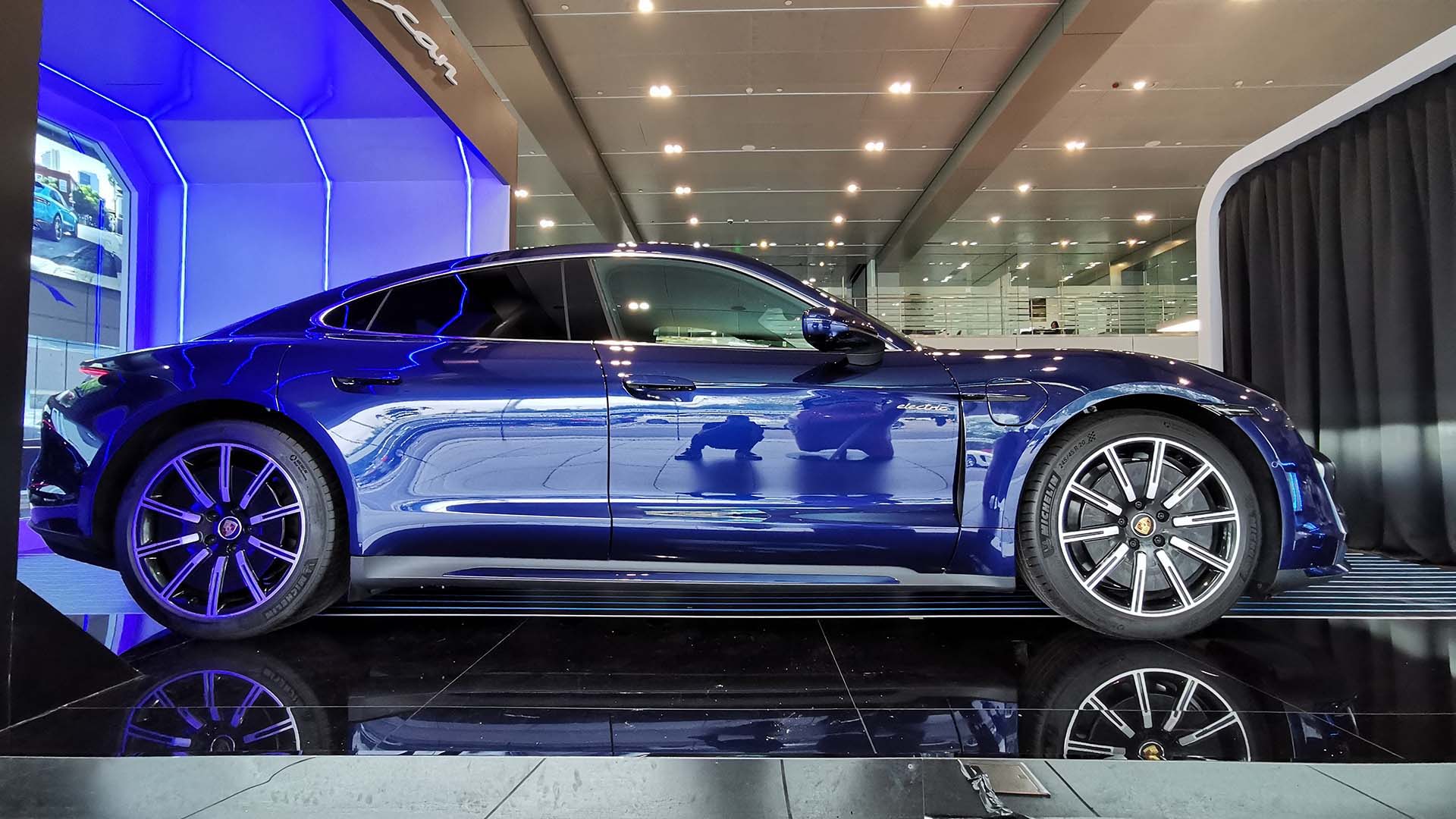 到店实拍 | 保时捷taycan电车先锋,从何由来?