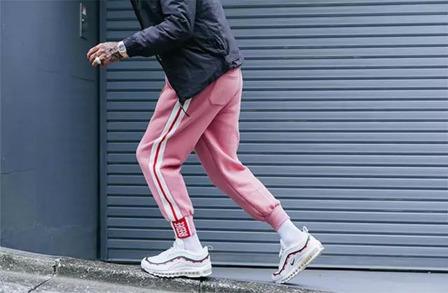 其实粉色系的裤子如果偏紧身,确实会显得很娘,因为本身粉色就是比较