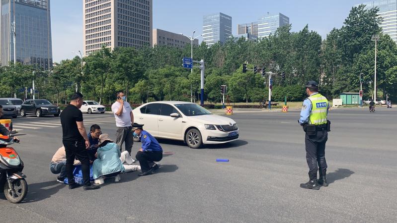 女子被撞倒在路中央 交警城管联手相助_管飞强