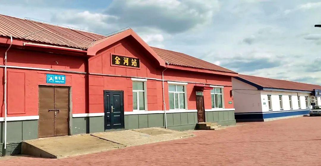 有点绕是吧,拿咱们金河站来说,就是由原来的每天进出两趟车,改为只有