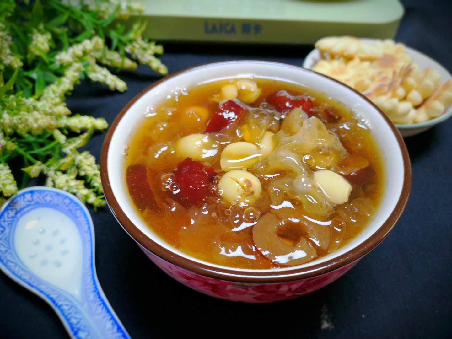 银耳莲子红枣汤的做法图片