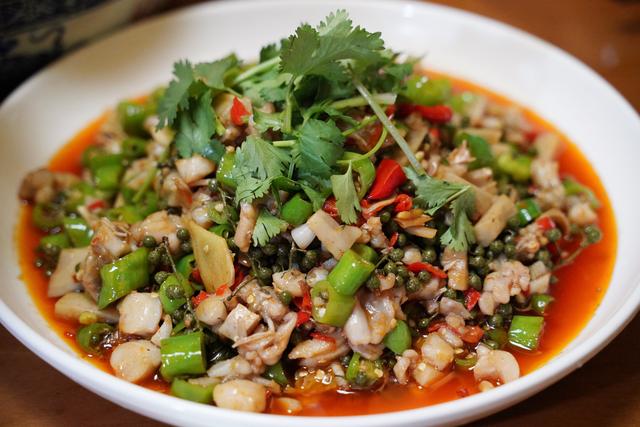 或者来个水煮牛蛙感受辣椒与花椒的火辣相逢.