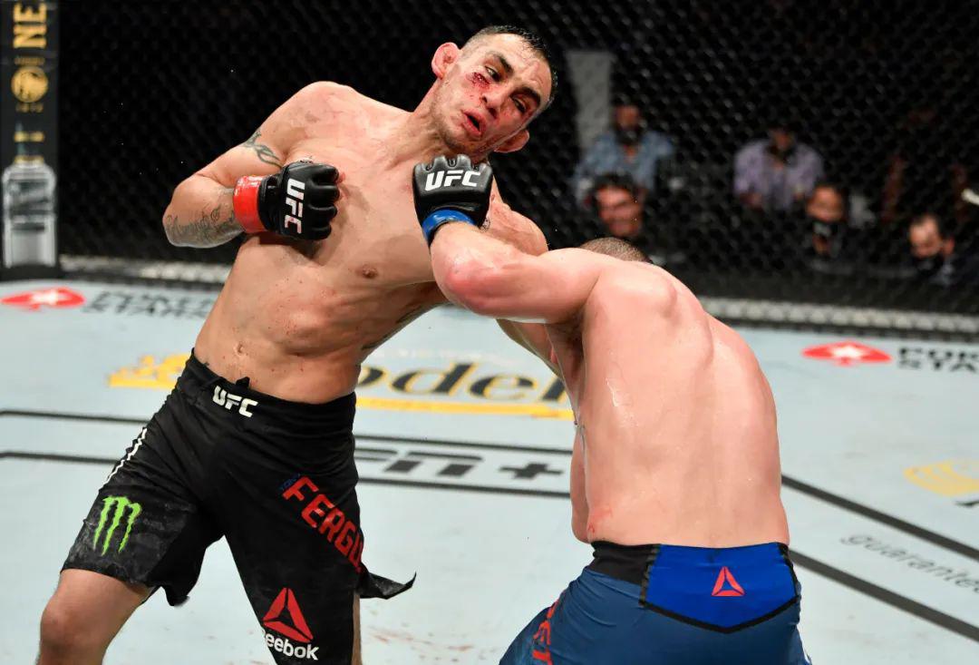 当然,战斗状态下的夜魔并不是只有疯狂,他在第三回合,用一记无迹可寻