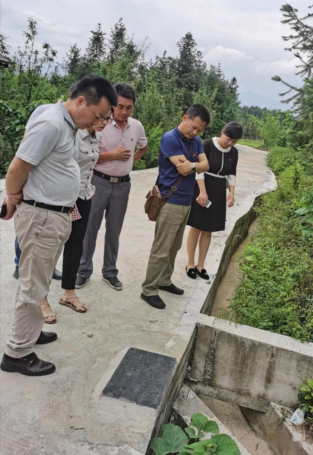 检查组一行在福星村实地勘察扶贫援建项目灌阳县县委常委,副县长,工作
