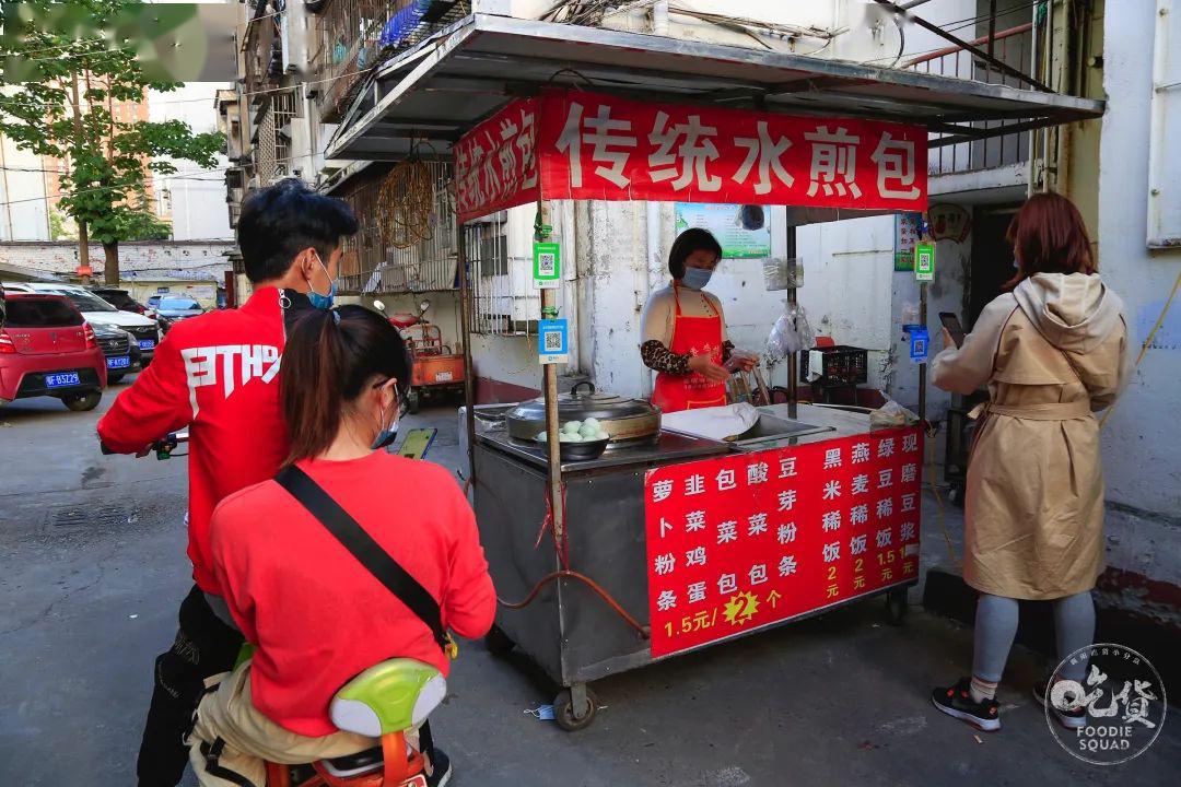 5元2个的水煎包一天能卖1000 个._包子