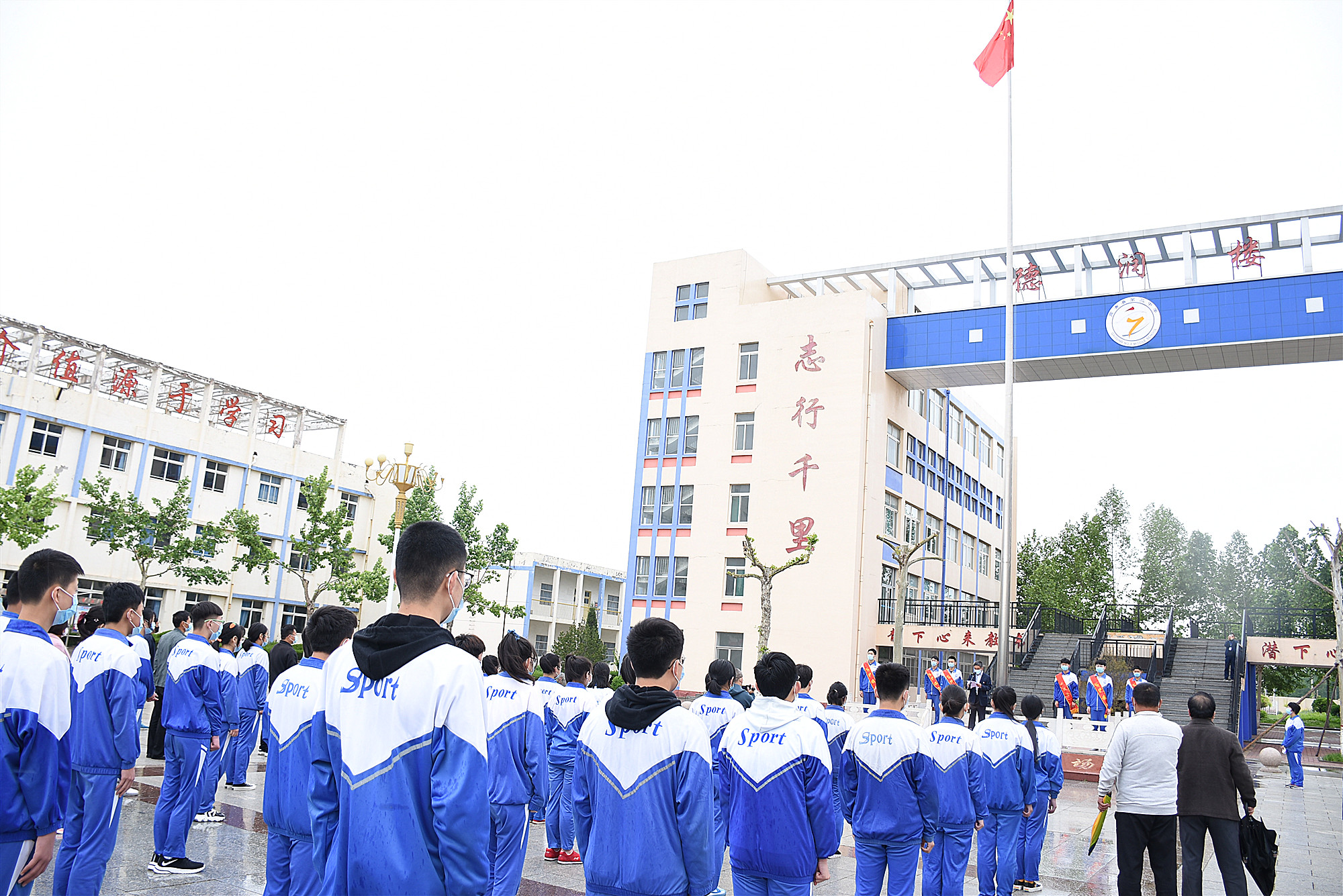 高青三中举行复学后第一次升旗仪式