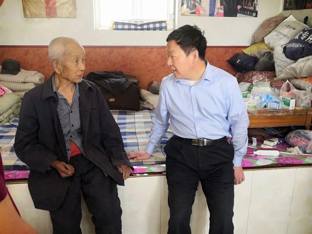 杨培林到古城,墙头,哈镇,赵五家湾检查调研扶贫工作并看望困难群众