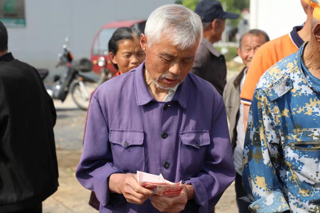 决战决胜脱贫攻坚高塘长垅蚕桑养殖脱贫困村民分红展笑颜
