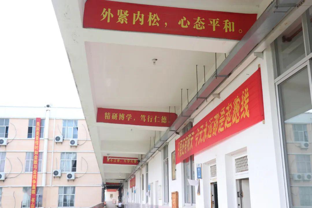 高考倒计时 | 西山学校这些励志横幅正能量爆棚!