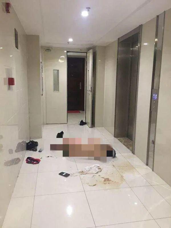 不堪入目广西一男子酒后裸体酣睡电梯间身后屎尿流一地