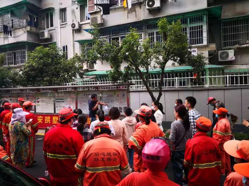 活动首先由区分类办专家施震宇对全市检查生活小区垃圾分类现场考核