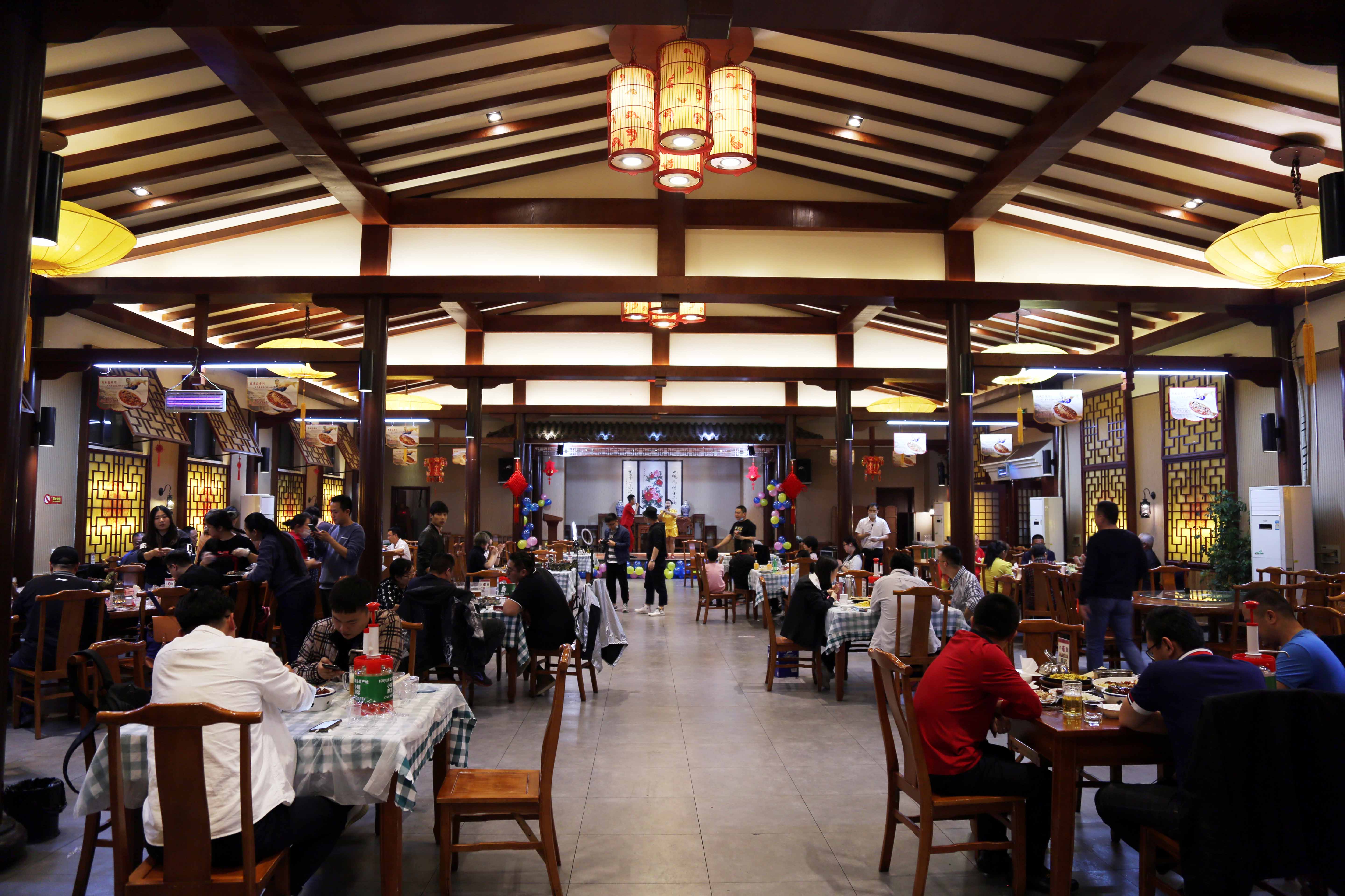 憋坏了出来拉馋济南这家饭店烧烤竟是闯关东带回来的还有二人转演出