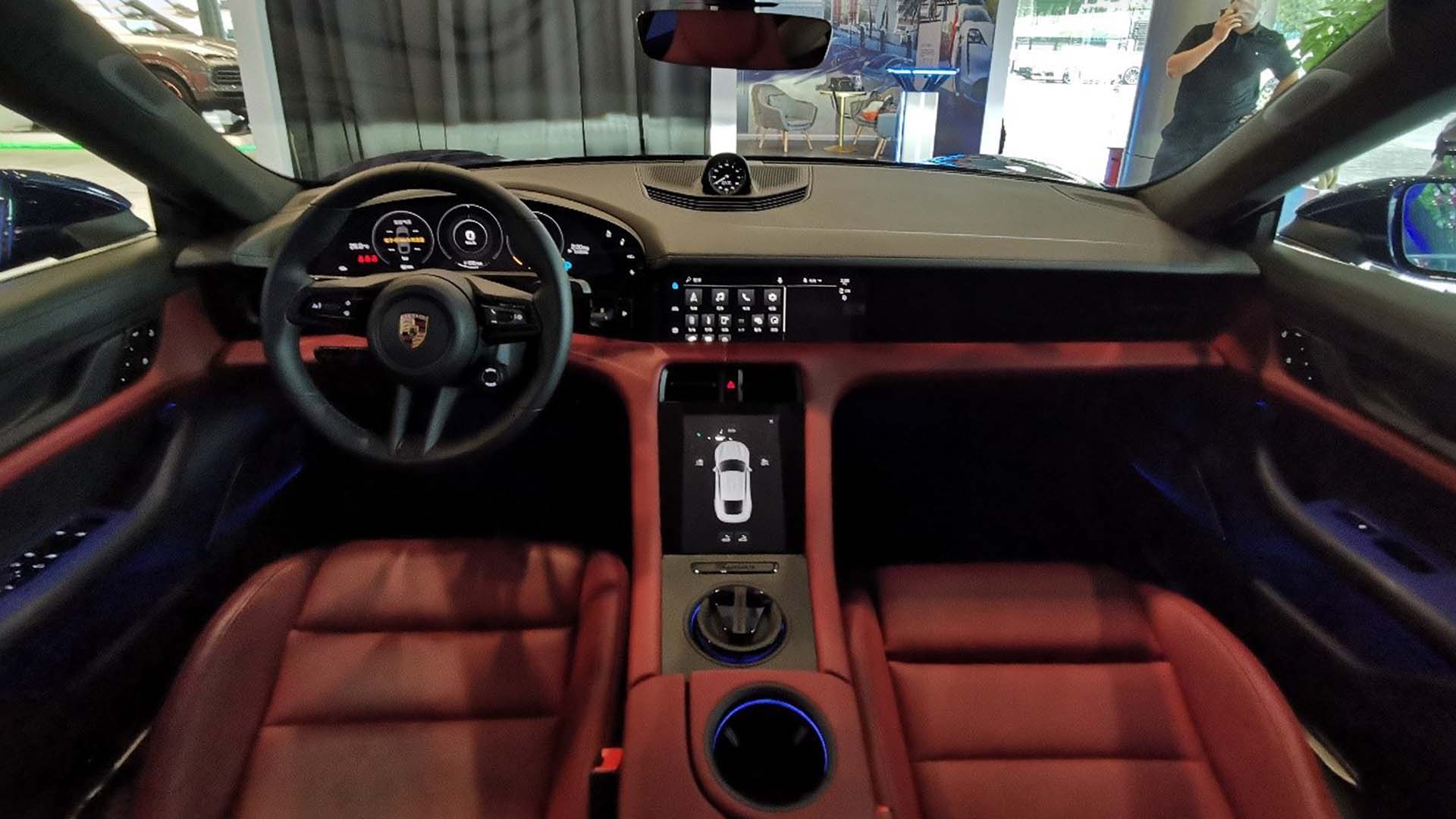 数字化简洁舒适可观赏内饰车尾方面带有印刷电路板和玻璃质感"porsche