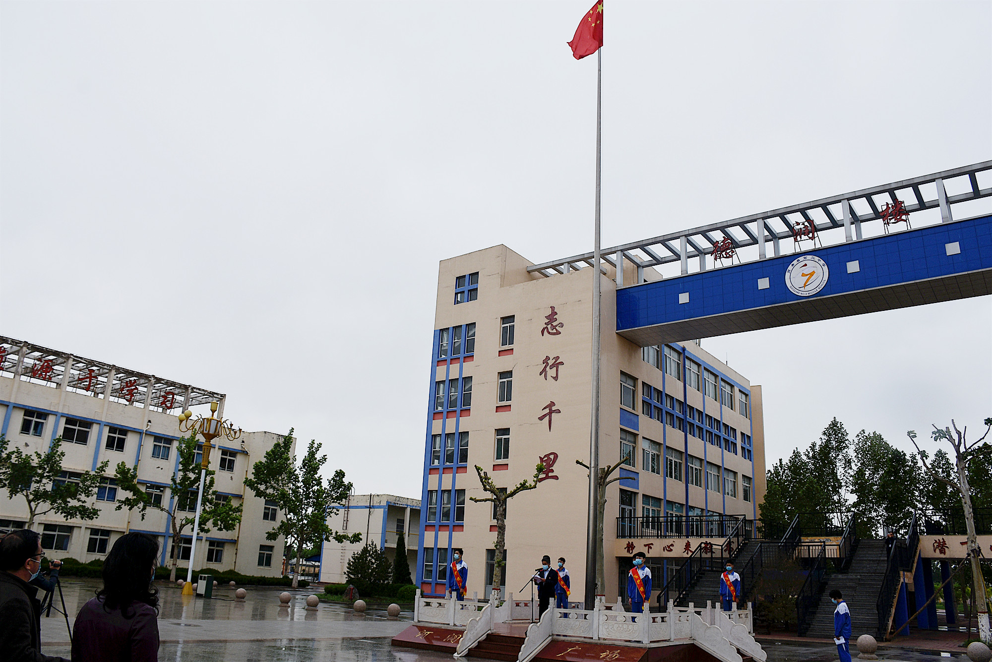 高青三中举行复学后第一次升旗仪式