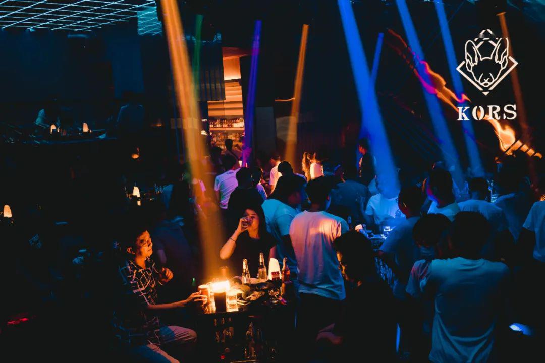 boom !东莞惊现一家可以蹦迪的清吧!_酒吧