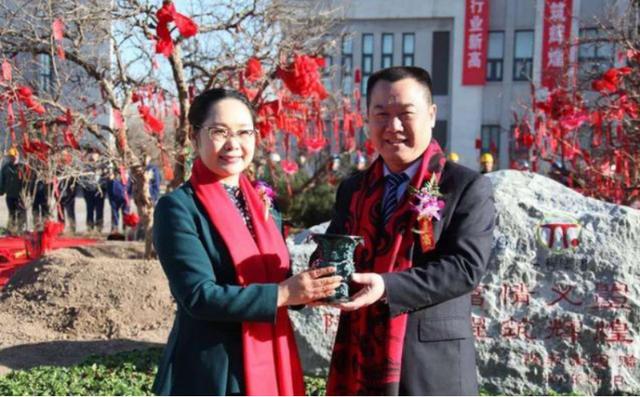 一位为荣程集团的张荣华,另一位是龙湖地产的吴亚军.