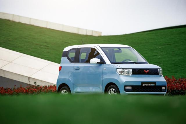 其次,对比五菱宏光mini ev的同门兄弟宝骏e100,目前售价3