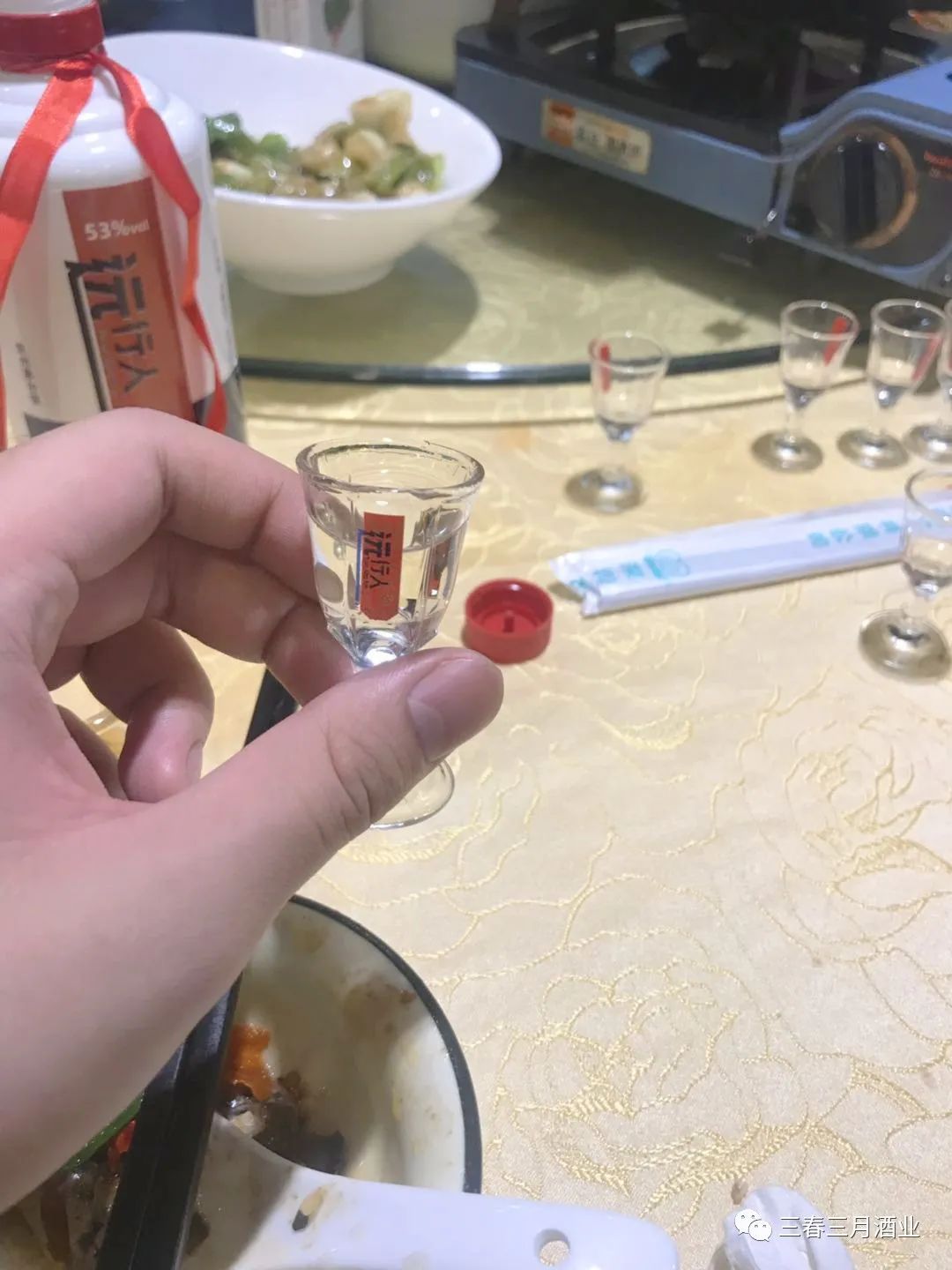 听着大家刚步入社会为梦想去打拼着我也不由自主的举起酒杯喝了起来