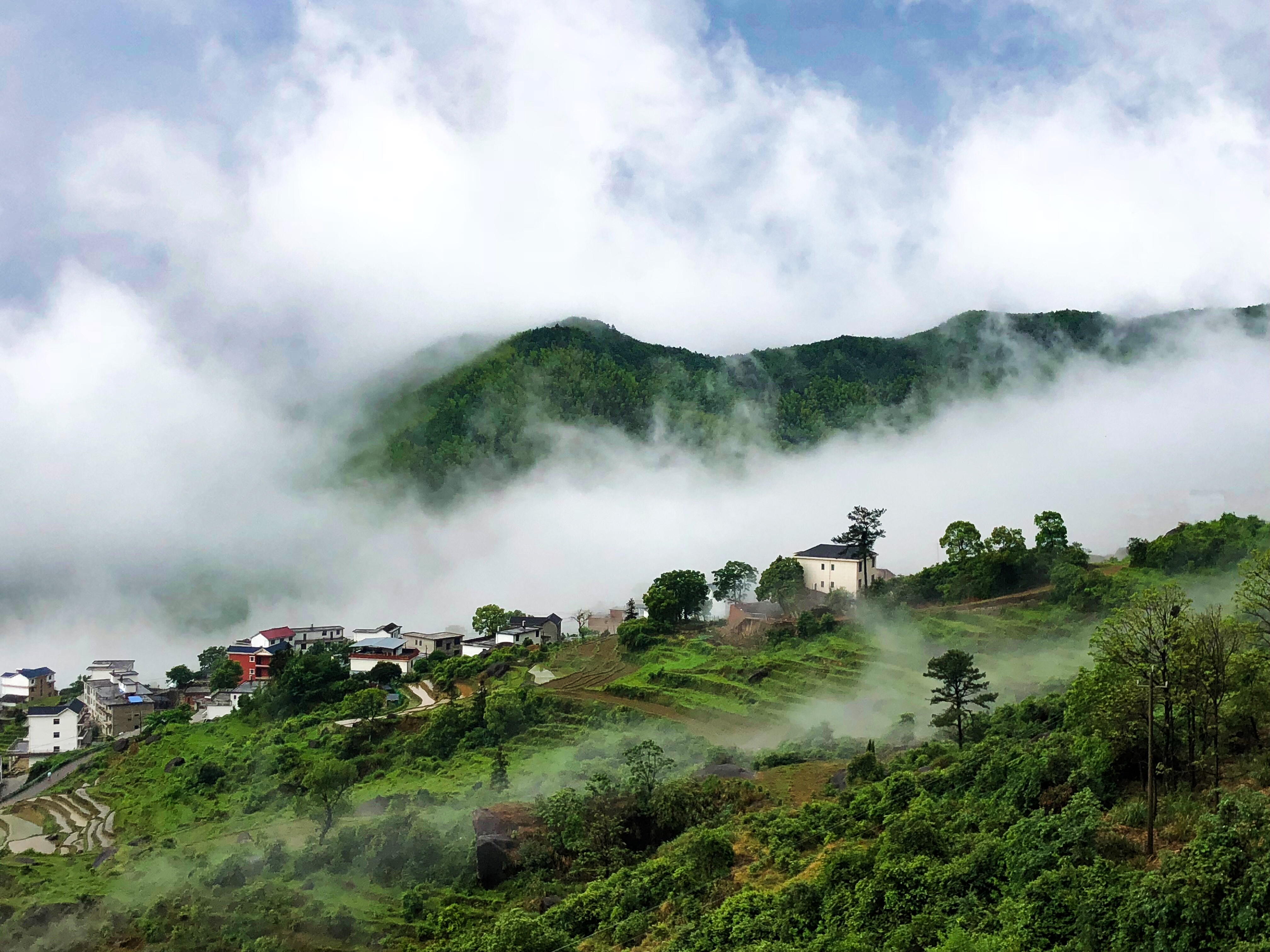 江西上饶:雨后灵山宛如仙境