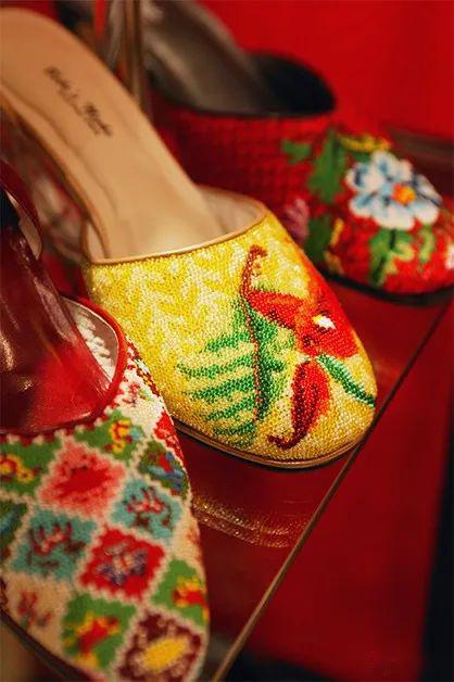 娘惹珠绣鞋,马来西亚私人藏品说到这里,许多小伙伴都会问我了,上面