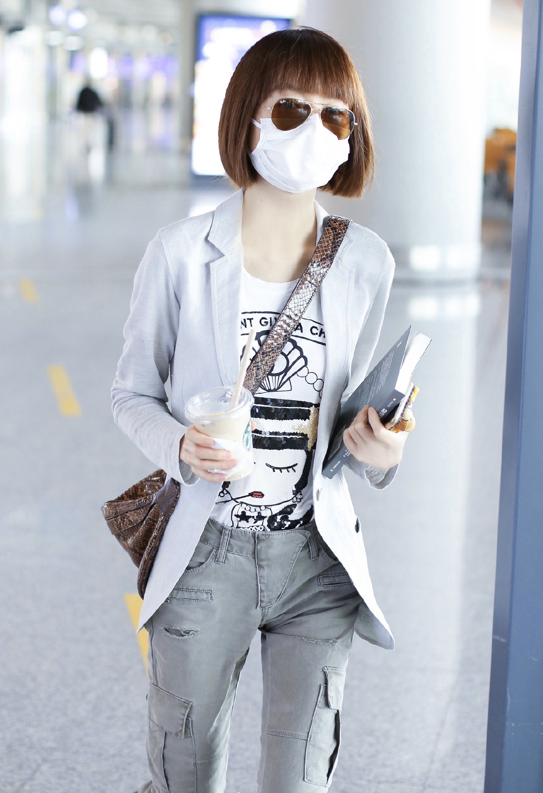 原创鲁豫太瘦了穿西装外套配工装紧身裤现身机场一双细腿像筷子