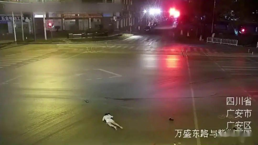 【警惕】广安发生一起车祸,女骑手闯红灯被轿车撞飞